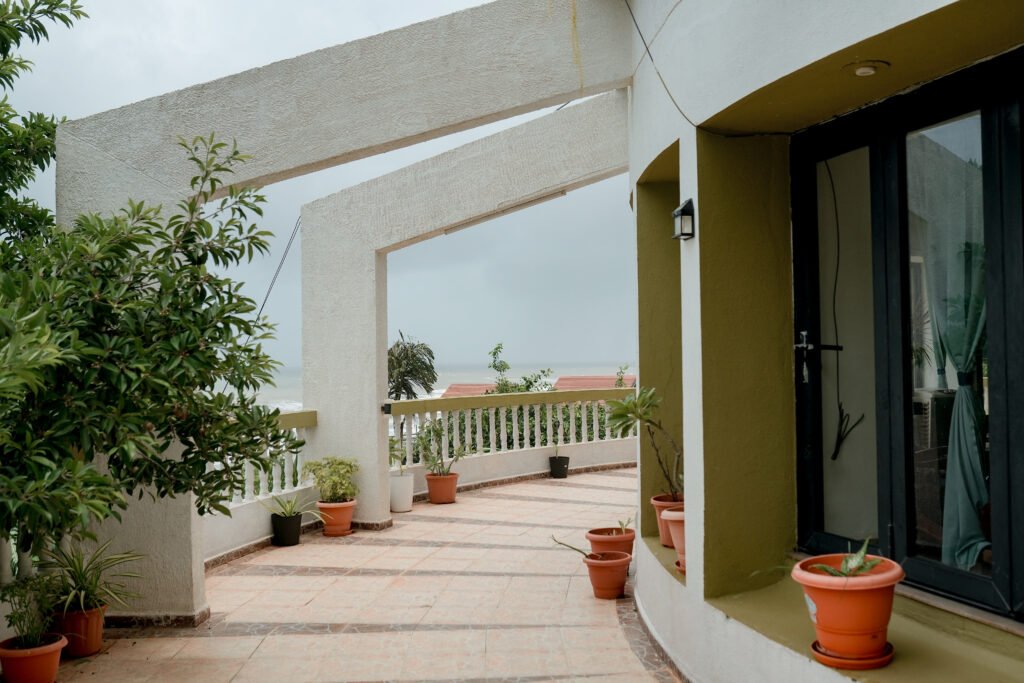 Beachfront Villa in Dapoli overlooking Karde Beach with stunning ocean views – Villa Infinity